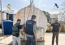 Guardias civiles, durante la opración contra el combustible ilegal.