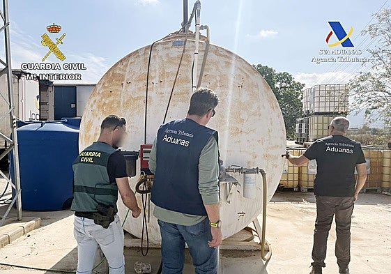Guardias civiles, durante la opración contra el combustible ilegal.