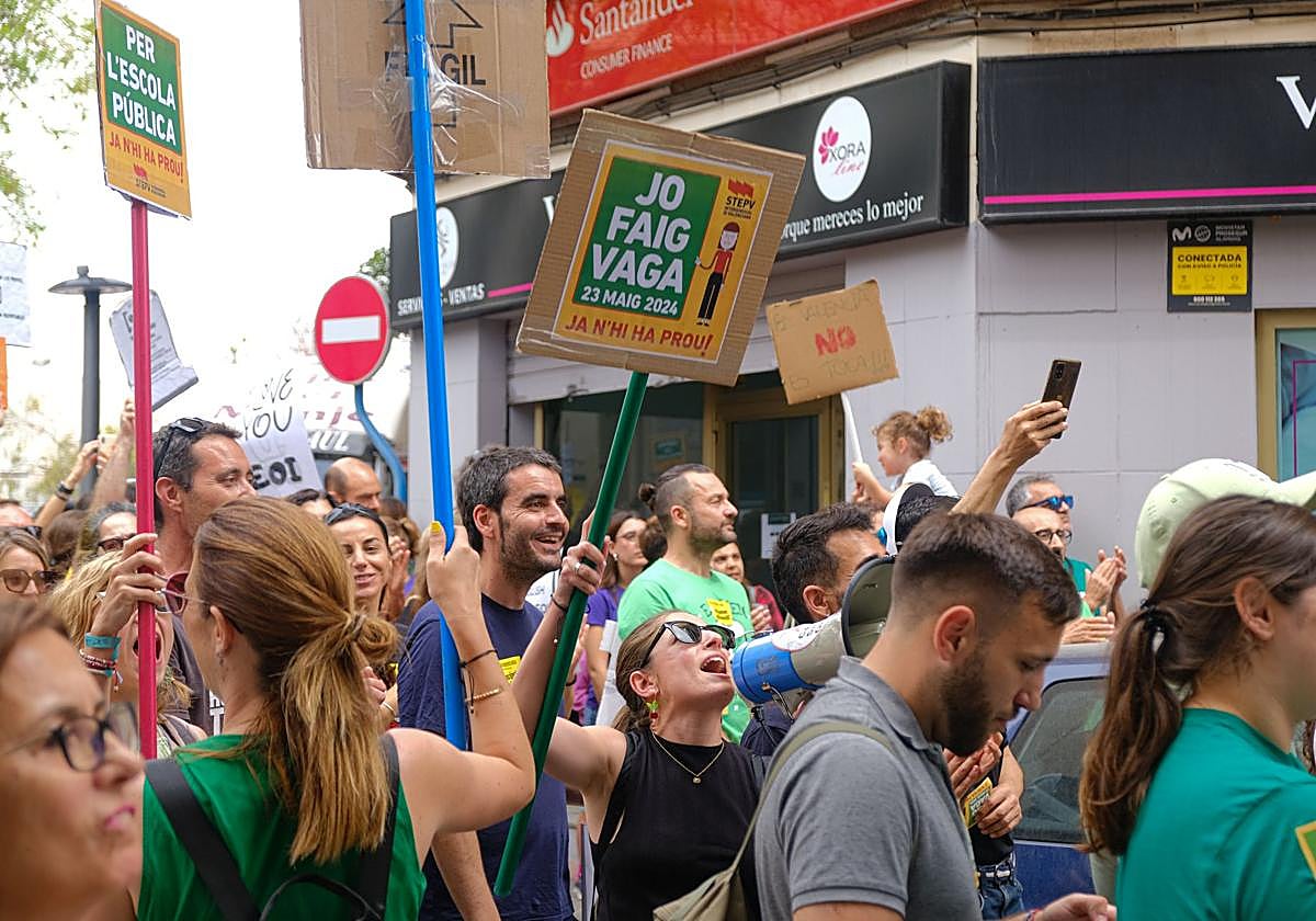 Imagen de archivo de un acto de protesta frente a la Dirección Territorial de Educación en Alicante.