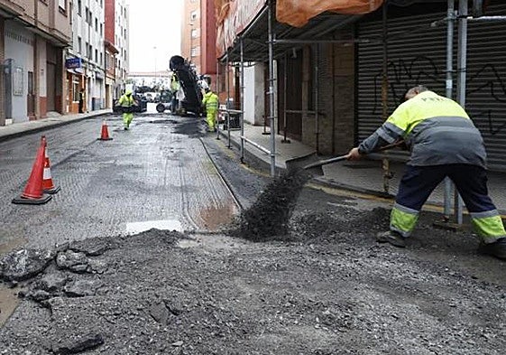 Trabajos de asfaltado, en imagen de archivo.
