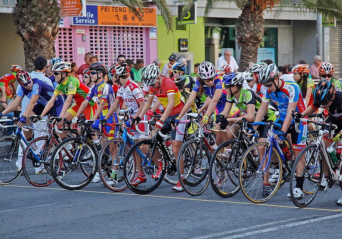 Imagen principal - Corte de calles en Alicante este domingo por una prueba ciclista en el centro 