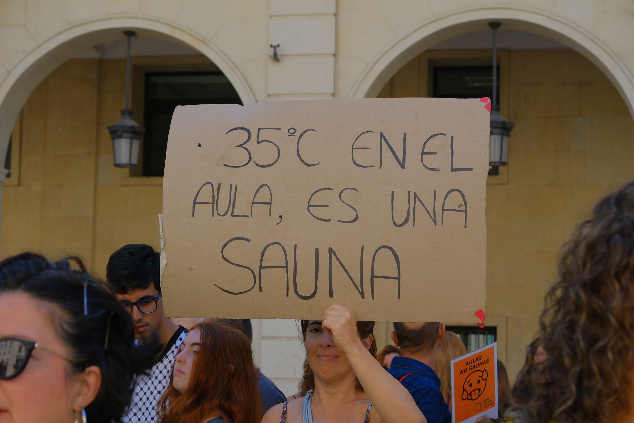 Protestas contra el calor en las aulas de Alicante