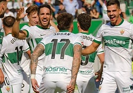 Jugadores del Elche celebrando el primer tanto del encuentro.