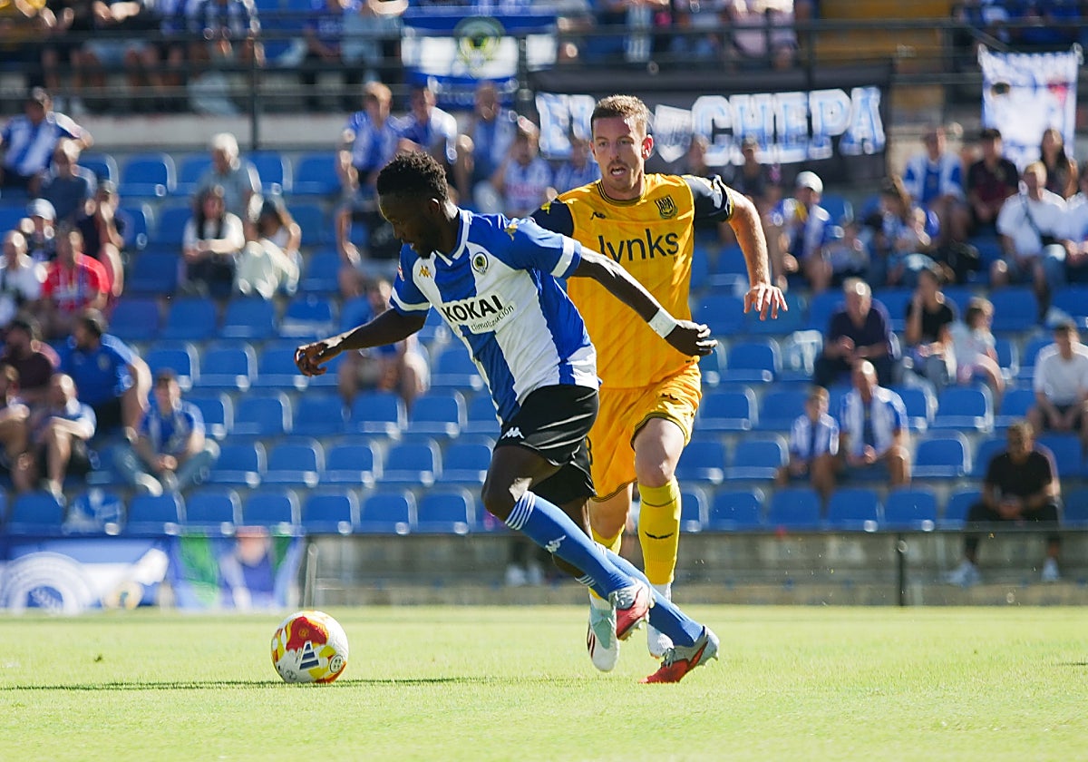 El centrocampista camerunés Ben Hamed controla un balón durante el encuentro de este domingo.