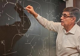 El físico, José Berbabéu, imparte una clase.