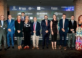 Fotografía de los galardonados en la edición anterior, junto a la decana del CITTCV, Susana Bañuelos (la quinta por la izquierda).