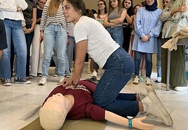 Una estudiante participa en el reto.