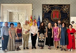 La concejales de Turismo y Comercio, Ana Poquet y Lidia López, con los corresponsales extranjeros en el Salón Azul.