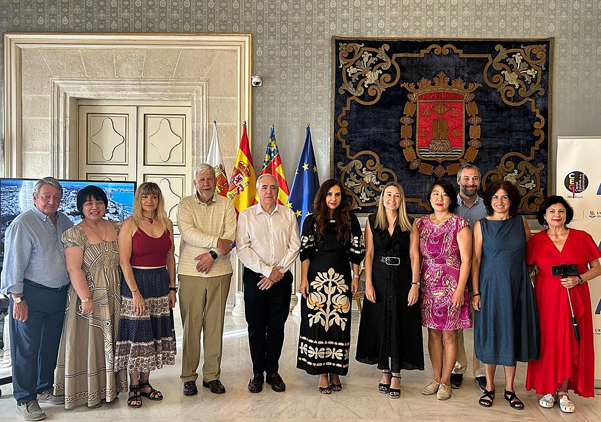La concejales de Turismo y Comercio, Ana Poquet y Lidia López, con los corresponsales extranjeros en el Salón Azul.