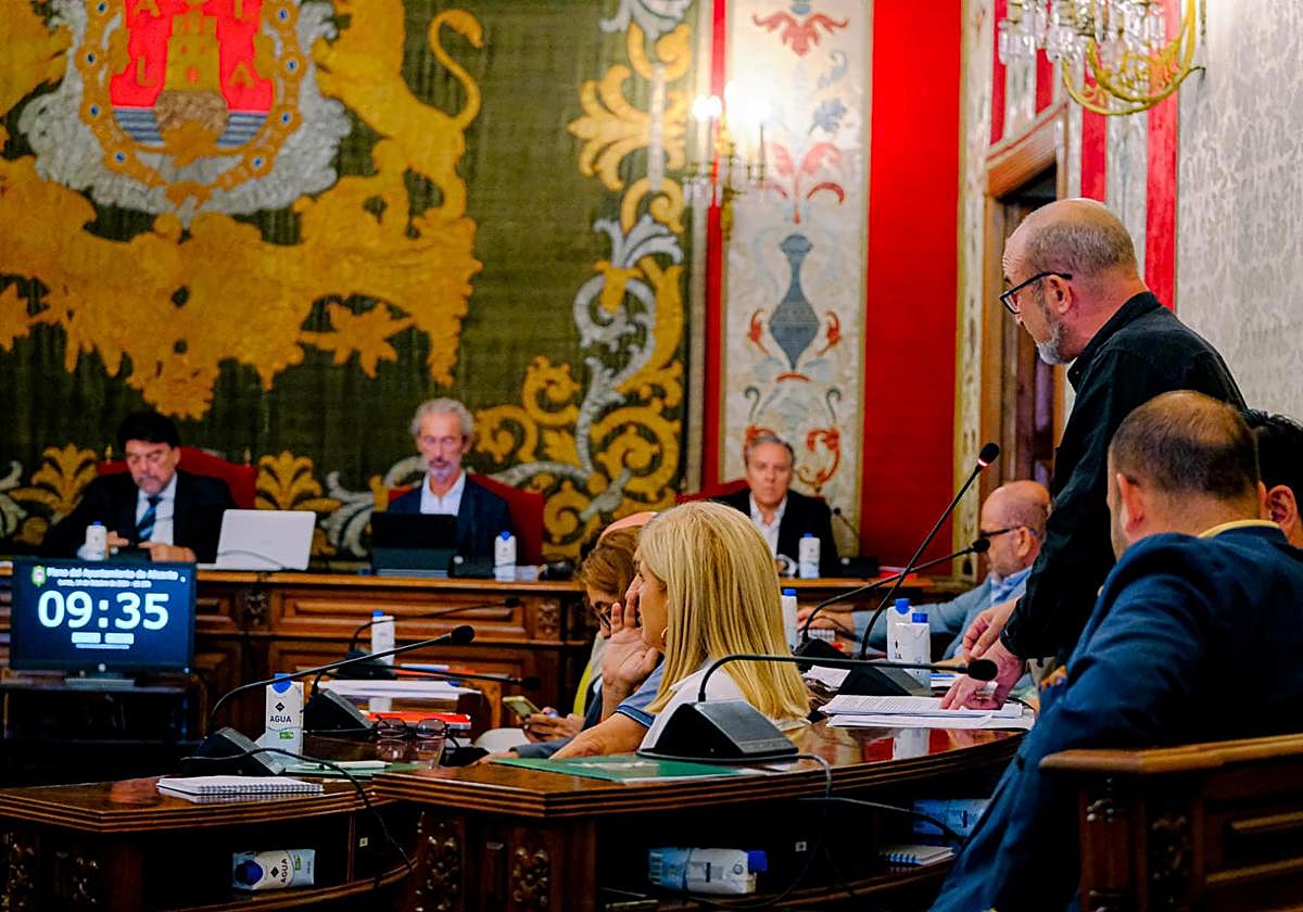 El concejal Manolo Copé interviene durante un pleno en Alicante.