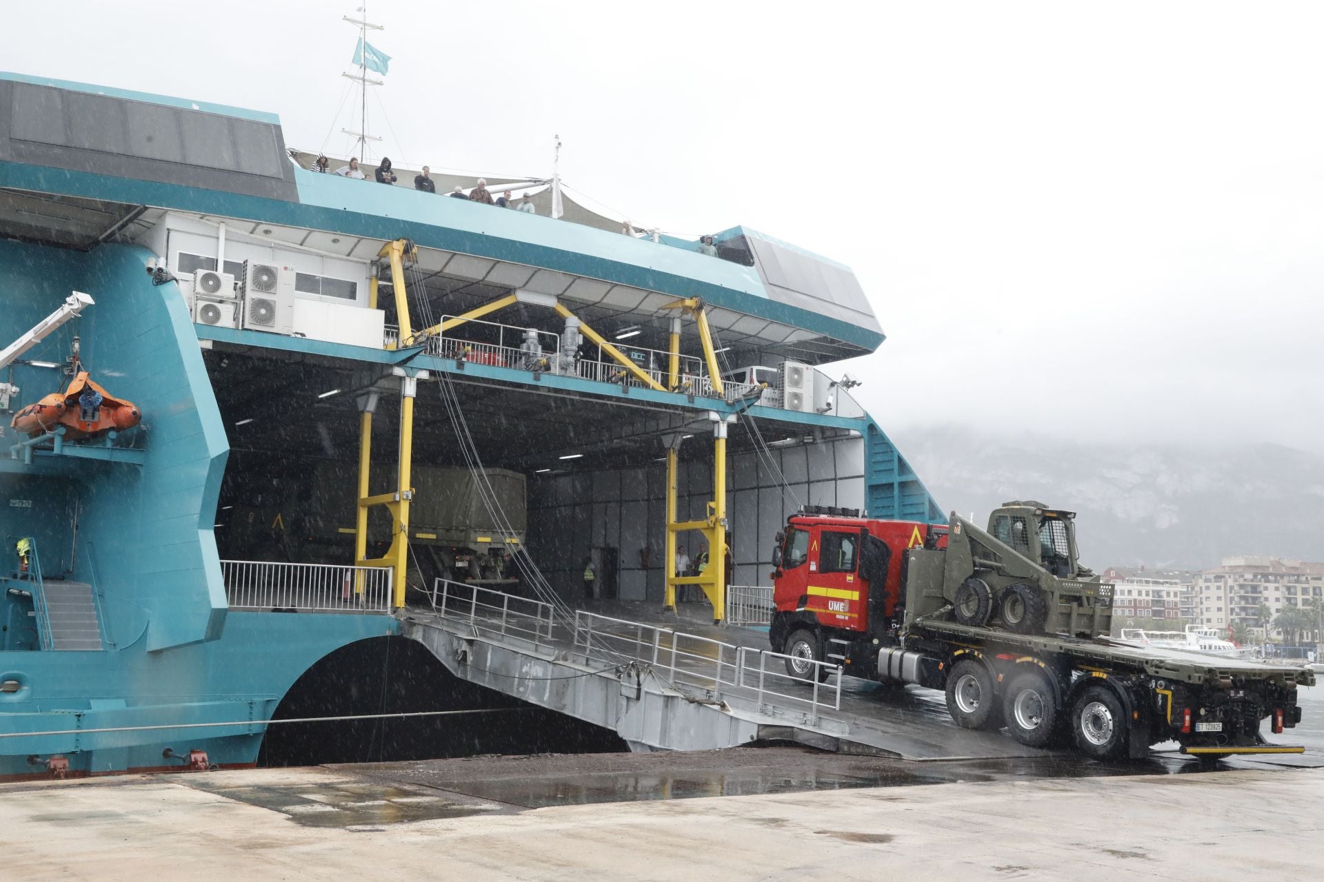 La UME embarca en el norte de Alicante rumbo a Ibiza para afrontar las graves inundaciones