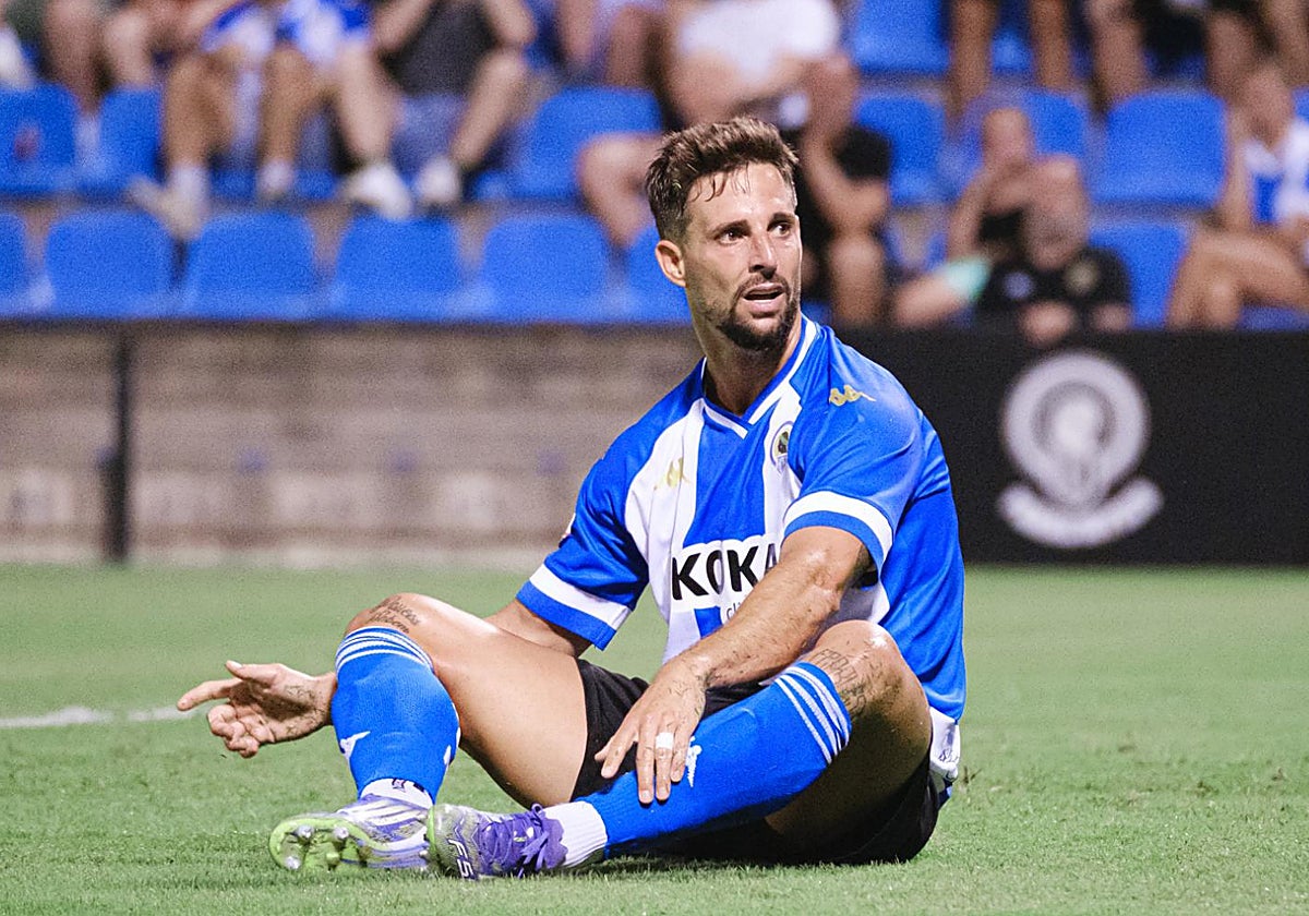 Fran Sol, sobre el césped del Rico Pérez.