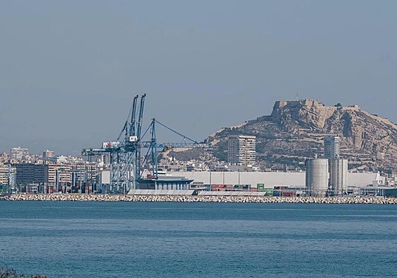 Vistas al puerto de Alicante.