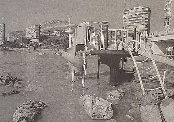 La playa de la Albufereta, totalmente anegada tras las riadas de 1997.