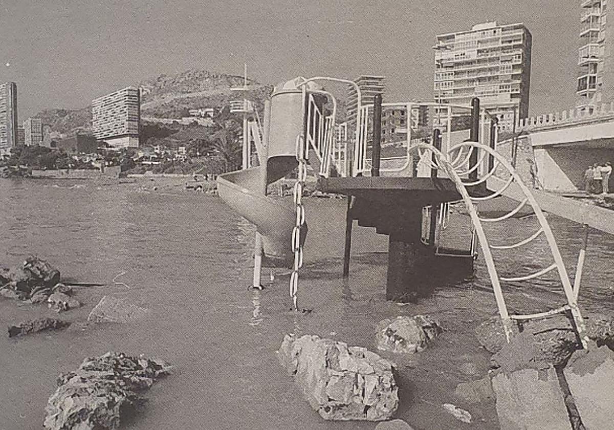 La playa de la Albufereta, totalmente anegada tras las riadas de 1997.