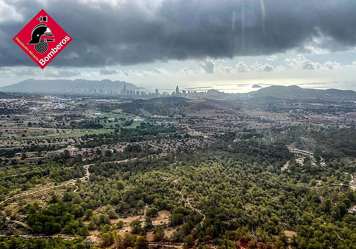 Vista general de las nubes acumuladas este martes a primera hora en el litoral alicantino.