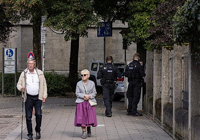 Agentes alemanes vigilan las calles de Múnich.