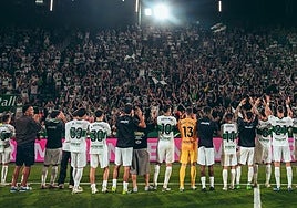 Los doce fichajes del Elche CF posarán este miércoles en el césped del Martínez Valero en una presentación que reunirá a 2.000 abonados franjiverdes.