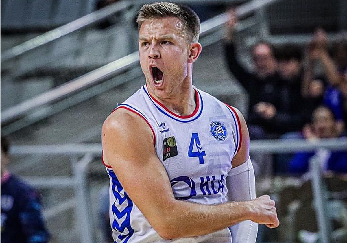 Brad Davison celebra una victoria con el HLA Alicante.