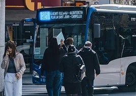 Autobús interurbano de Alicante, en el cruce de Federico Soto con la calle del Teatro.