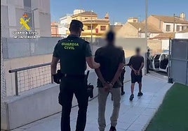 Los detenidos, bajo custodia de la Guardia Civil.