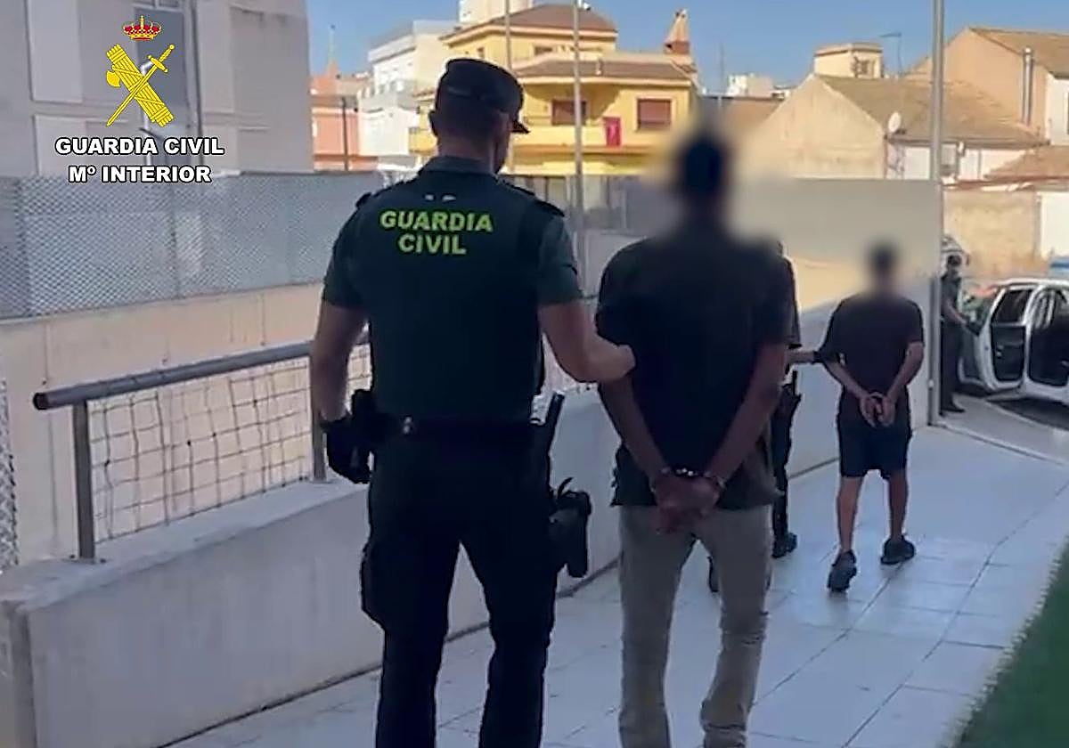 Los detenidos, bajo custodia de la Guardia Civil.