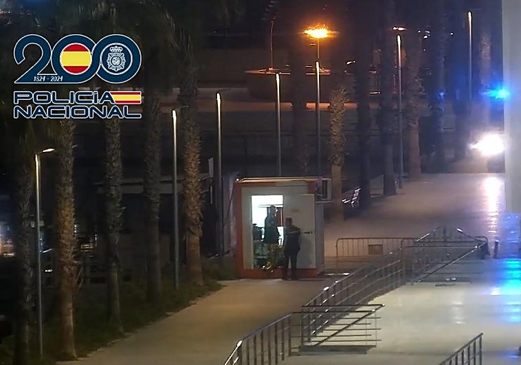 Momento del rescate en el puerto de Alicante.