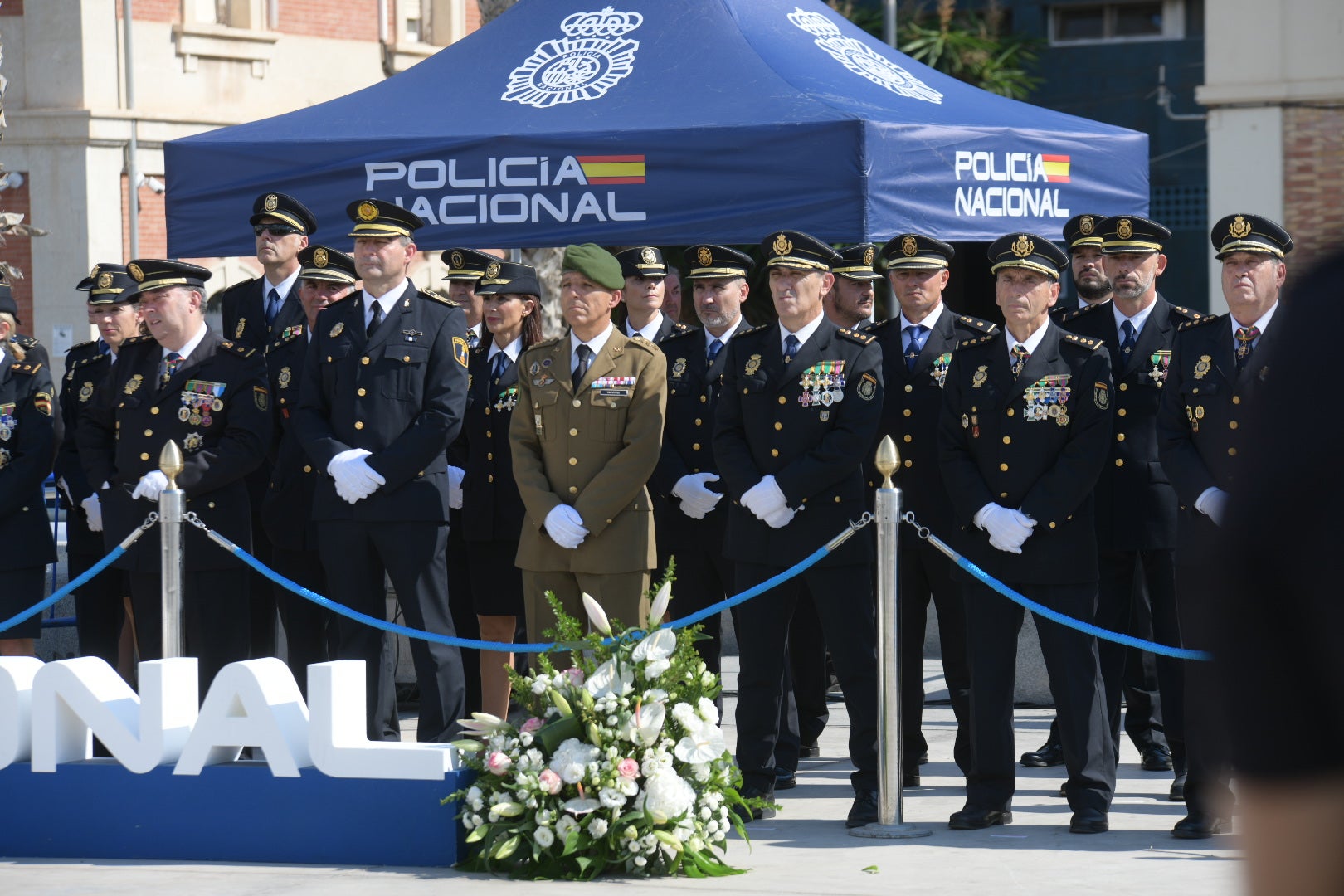 Orgullo azul en Alicante con el homenaje de la Policía Nacional a su patrón, los Santos Ángeles Custodios