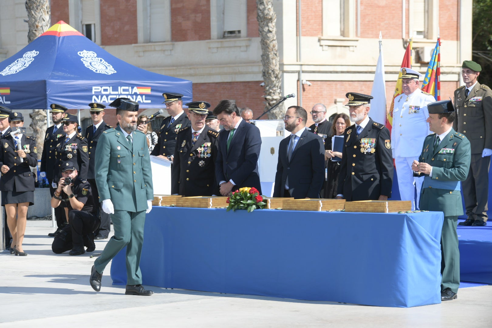 Orgullo azul en Alicante con el homenaje de la Policía Nacional a su patrón, los Santos Ángeles Custodios