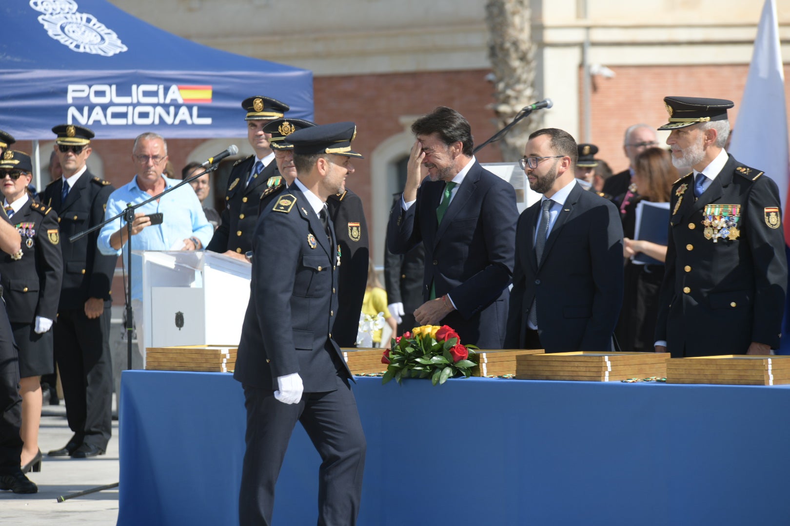 Orgullo azul en Alicante con el homenaje de la Policía Nacional a su patrón, los Santos Ángeles Custodios