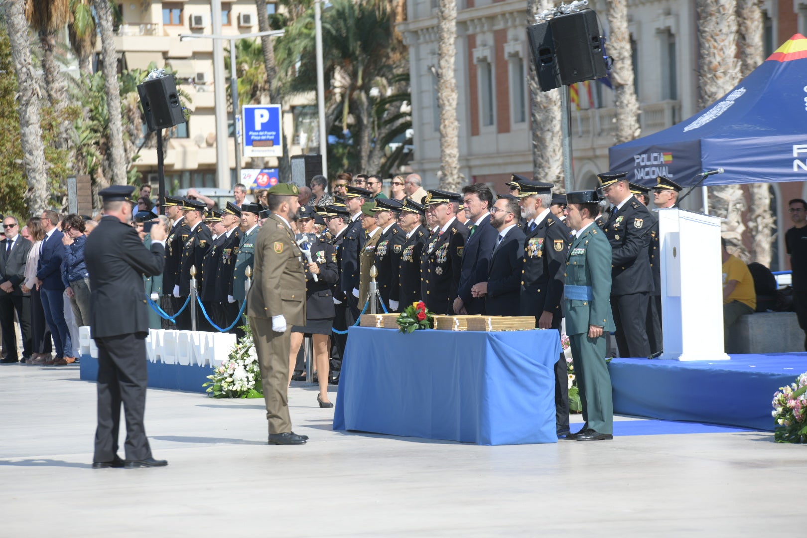 Orgullo azul en Alicante con el homenaje de la Policía Nacional a su patrón, los Santos Ángeles Custodios