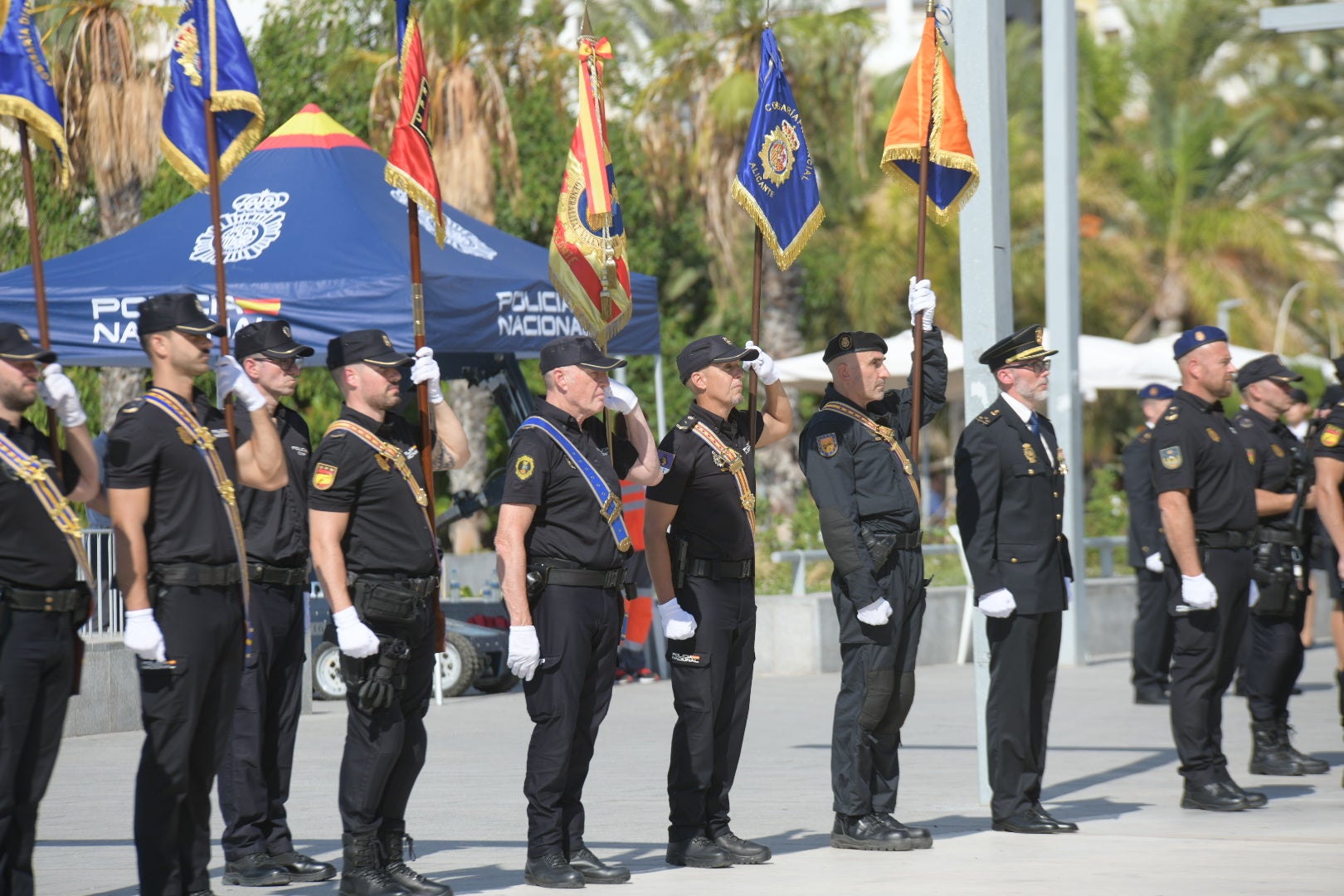 Orgullo azul en Alicante con el homenaje de la Policía Nacional a su patrón, los Santos Ángeles Custodios