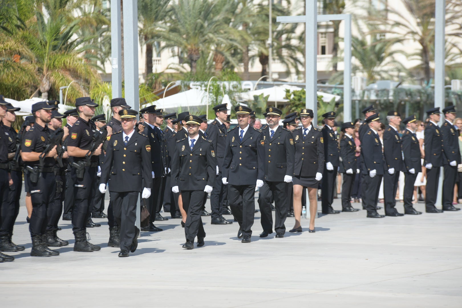 Orgullo azul en Alicante con el homenaje de la Policía Nacional a su patrón, los Santos Ángeles Custodios