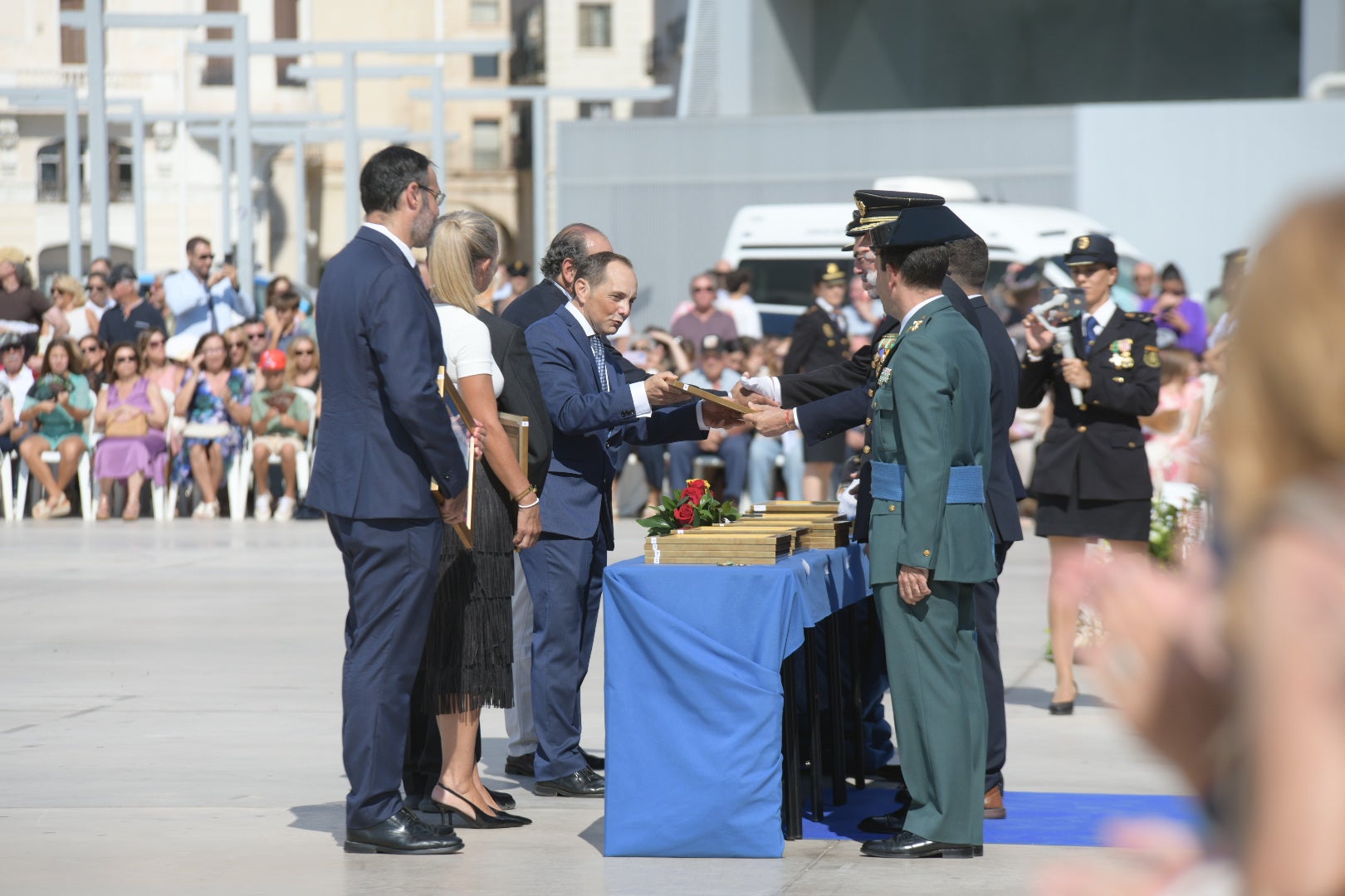Orgullo azul en Alicante con el homenaje de la Policía Nacional a su patrón, los Santos Ángeles Custodios