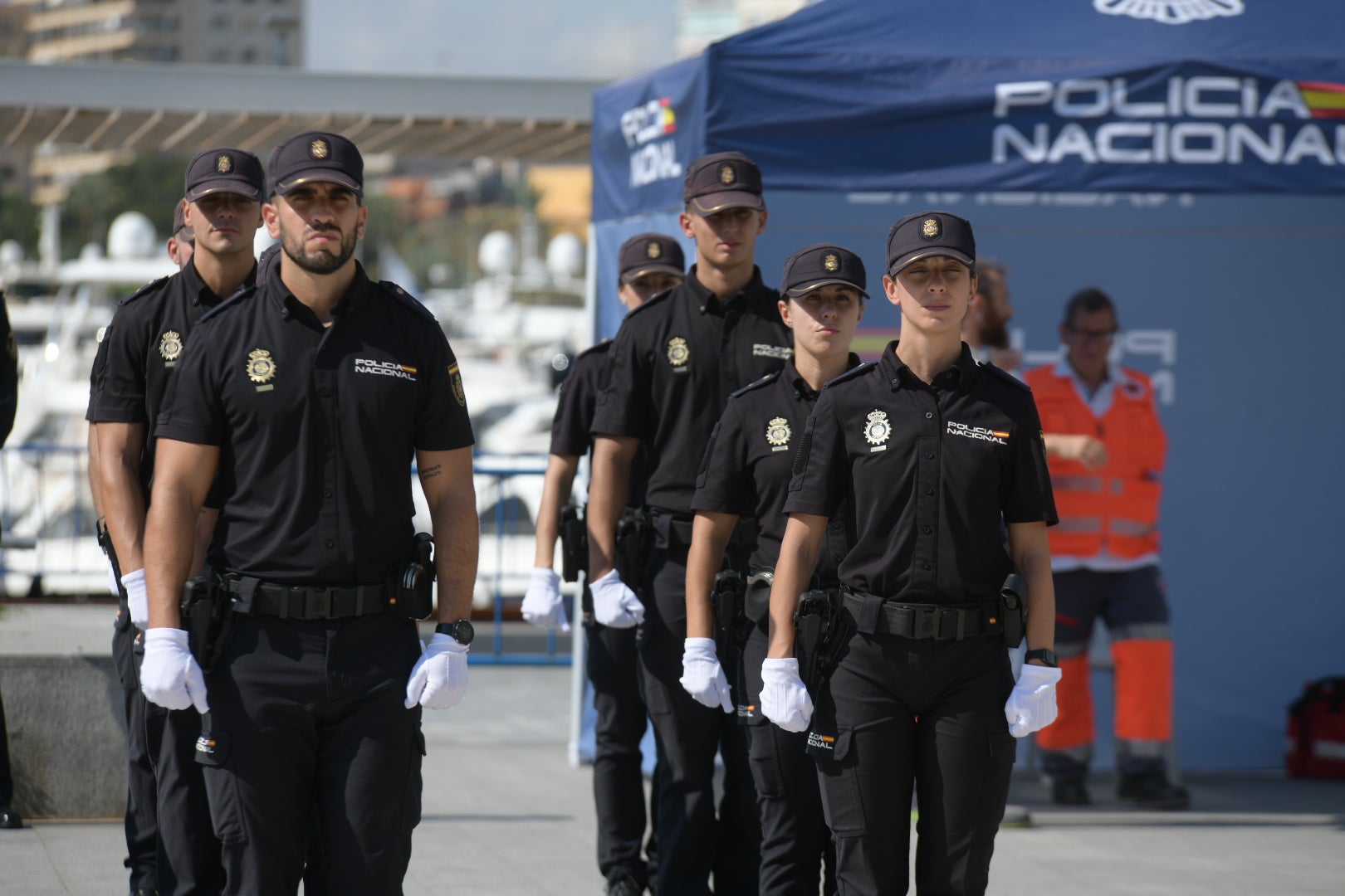 Orgullo azul en Alicante con el homenaje de la Policía Nacional a su patrón, los Santos Ángeles Custodios