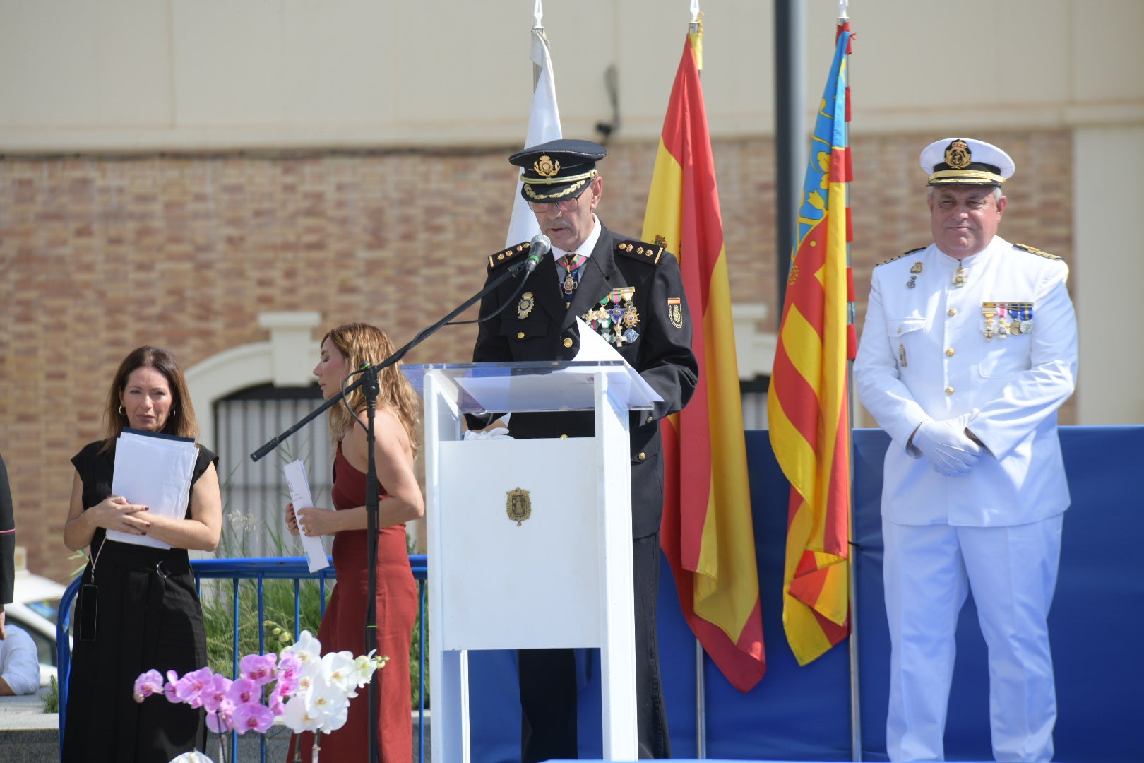 Orgullo azul en Alicante con el homenaje de la Policía Nacional a su patrón, los Santos Ángeles Custodios
