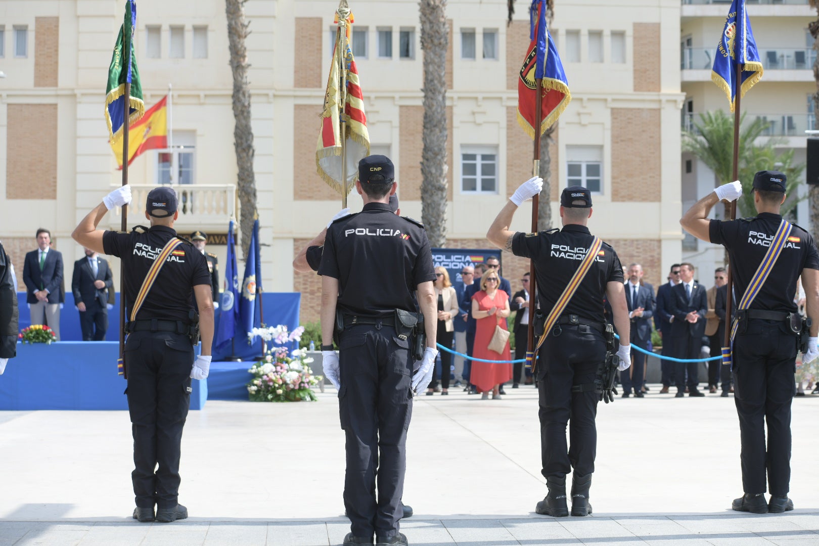 Orgullo azul en Alicante con el homenaje de la Policía Nacional a su patrón, los Santos Ángeles Custodios
