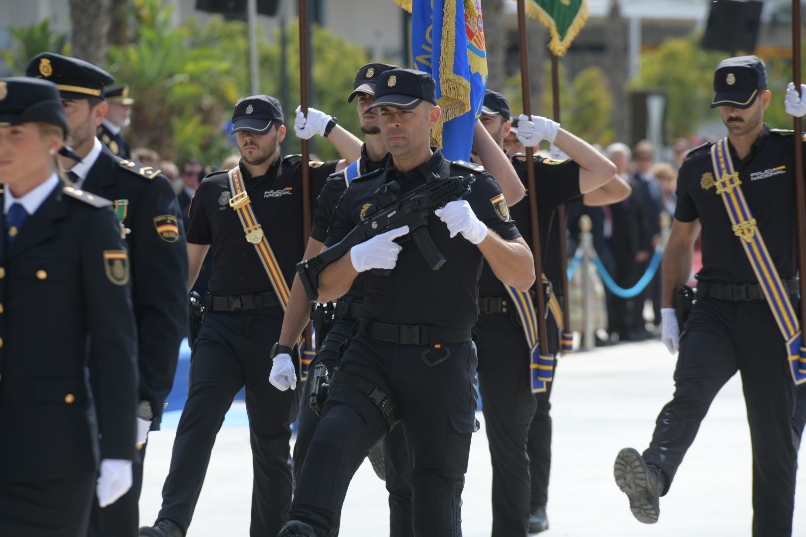 Orgullo azul en Alicante con el homenaje de la Policía Nacional a su patrón, los Santos Ángeles Custodios