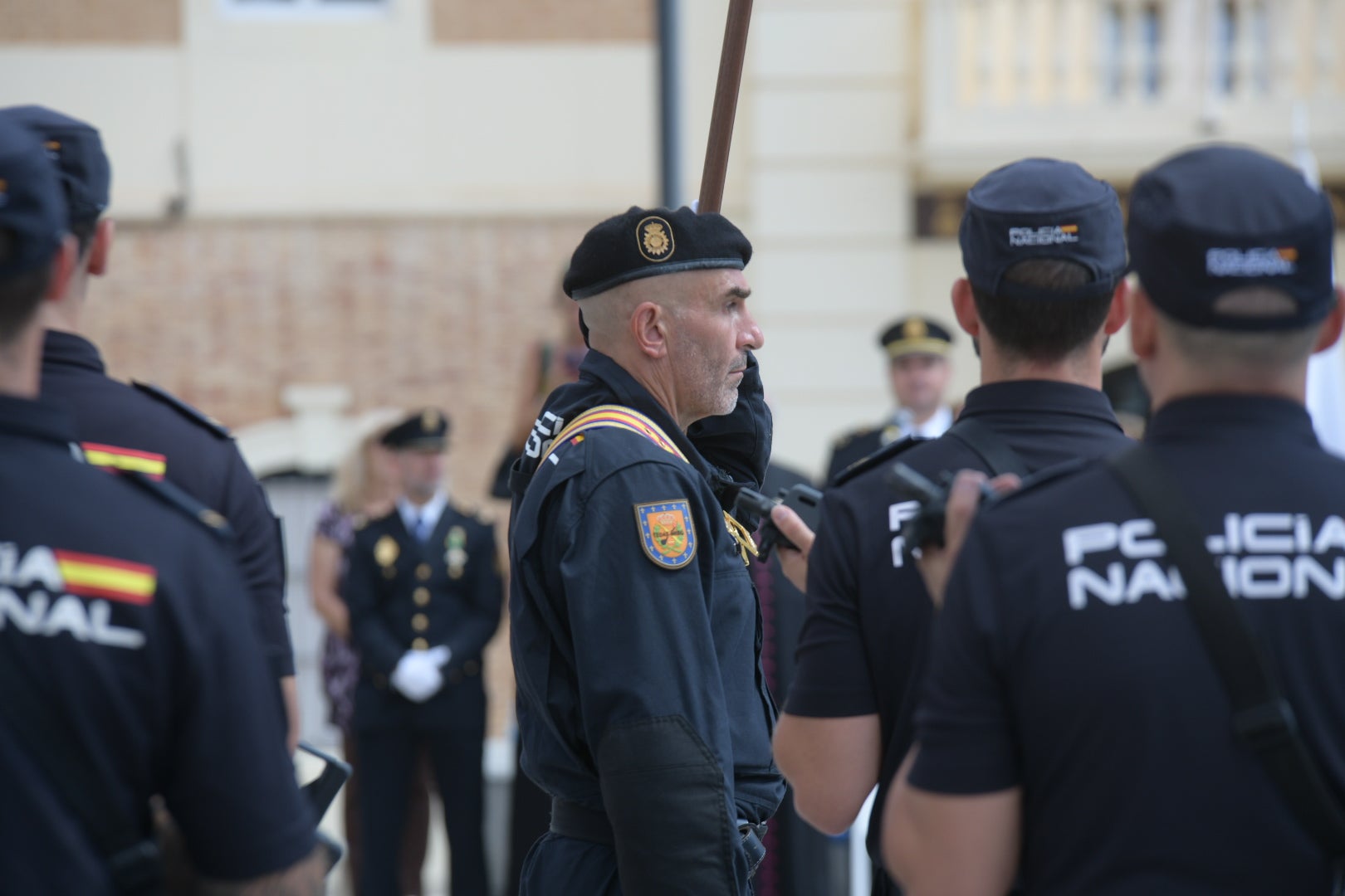 Orgullo azul en Alicante con el homenaje de la Policía Nacional a su patrón, los Santos Ángeles Custodios