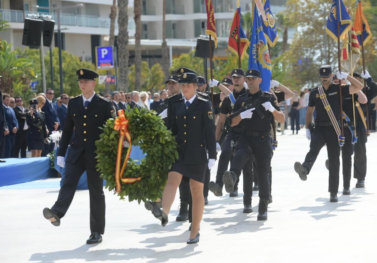 Imagen principal - Orgullo azul en Alicante con el homenaje de la Policía Nacional a su patrón, los Santos Ángeles Custodios