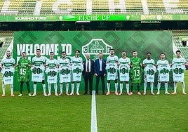 Los nuevos jugadores del Elche, durante la presentación oficial ante la afición en el Martínez Valero.