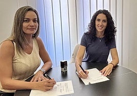 La concejal Felicia Aracil y la presidenta María Miñano tras la firma en el Ayuntamiento de Mutxamel.
