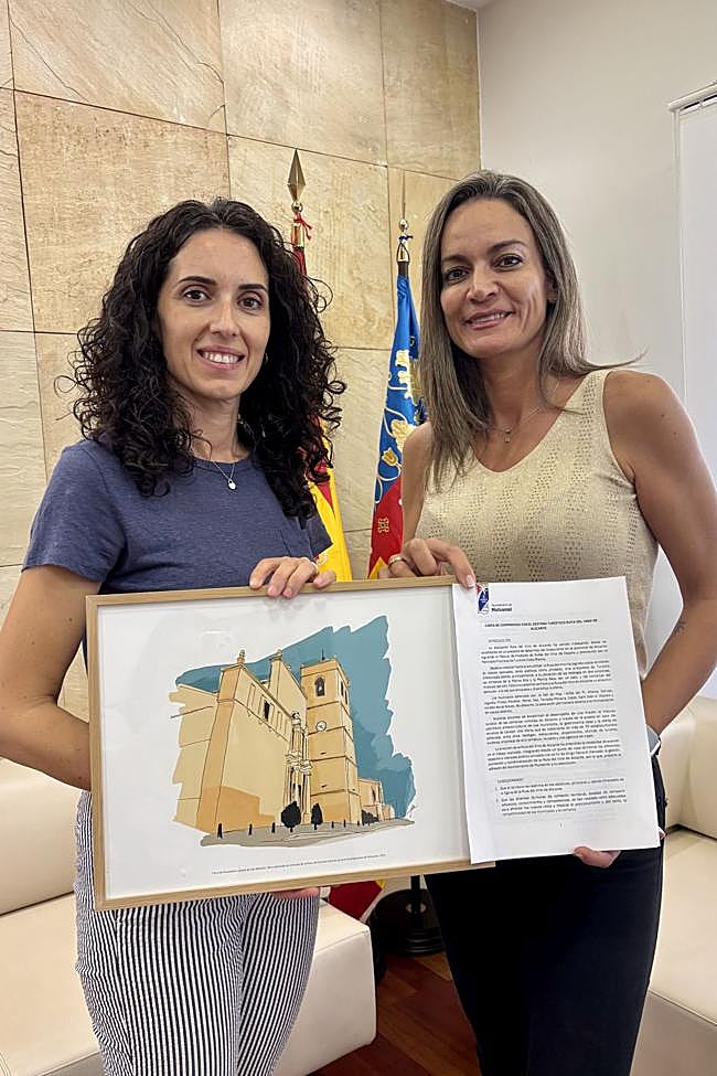 La concejal Felicia Aracil y la presidenta María Miñano durante el acto de adhesión.