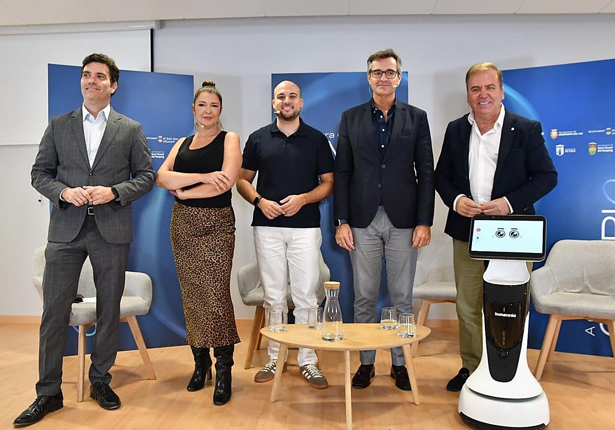 Ponentes y organizadores de la jornada sobre robótica celebrada en Monforte del Cid.