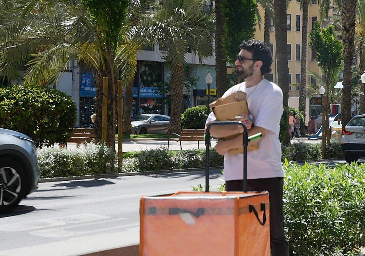 Un repartidor en el centro de Alicante..