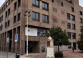 Edificio del CEU ubicado en la plaza de Reyes Católicos.