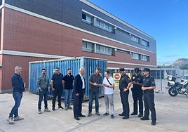 El concejal Julio Calero, en el centro, con responsables del proyecto de la obra de adecuación.