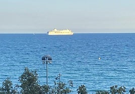 El ferry 'Romántika' en las operaciones de fondeo frente a Alicante.