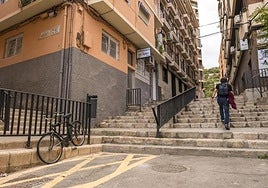 Cruce de calles del Raval Roig de Alicante.