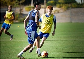 Jeremy de León presiona a Retu durante un entrenamiento.